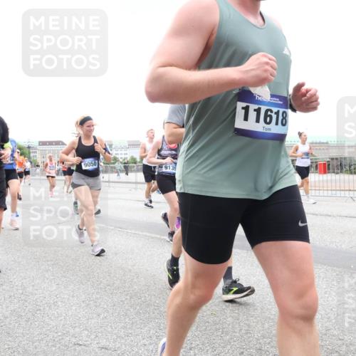 29.06.2025 - hella hamburg halbmarathon Lena Gebhardt http://msf.ph/oto/8315729 29.06.2025 10:47:09 Lombardsbrücke 13114, 7412, 9050, 9139, 11618, 1073, 1185, 1286, 1363, 1463, 1523, 1593, 1607, 1704, 1720, 1961, 1999, 2148, 2162, 2211, 2320, 2327, 2537, 2555, 2556, 2665, 2981, 2994, 3277, 3406, 3407, 3823, 4184, 4202, 4239, 4296, 4325, 4342, 4483, 4806, 4895, 5111, 5114, 5700, 5796, 5895, 5953, 6255, 6256, 6485, 6496, 6740, 6879, 6995, 7073, 7412, 7430, 7431, 7630, 7631, 7827, 8105, 8131, 8486, 8553, 8684, 8706, 8915, 8953, 8967, 9018 meine-sportfotos.de
