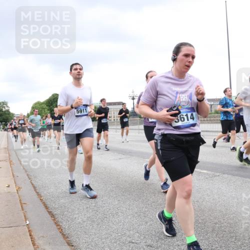 29.06.2025 - hella hamburg halbmarathon Lena Gebhardt http://msf.ph/oto/8315754 29.06.2025 10:56:50 Lombardsbrücke 5911, 12328, 3517, 3614, 1047, 1207, 2143, 2307, 2871, 2887, 2915, 2932, 2991, 3348, 3387, 3418, 3438, 3470, 3485, 3516, 3517, 3520, 3614, 3675, 3676, 3953, 3987, 4094, 4118, 4241, 4568, 4569, 4773, 5057, 5237, 5438, 5589, 5911, 5944, 6284, 6348, 6349, 6690, 6832, 6981, 7090, 7307, 7381, 7416, 7417, 7592, 7711, 7964, 8039, 8108, 8150, 8197, 8224, 8546, 8606, 8679, 8766, 8939, 8943, 9172, 9210, 9298, 9299, 9383, 9910, 10555, 10569, 10571 meine-sportfotos.de