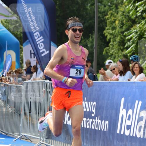 29.06.2025 - hella hamburg halbmarathon Strokosch-Dieckow http://msf.ph/oto/8315798 29.06.2025 10:08:59 Ziel 29 meine-sportfotos.de