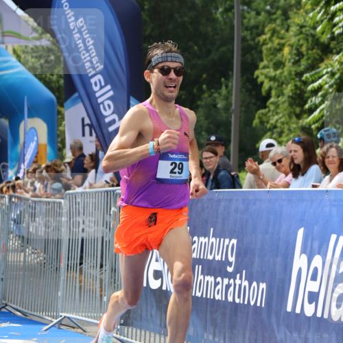 29.06.2025 - hella hamburg halbmarathon Strokosch-Dieckow http://msf.ph/oto/8315850 29.06.2025 10:08:59 Ziel 29 meine-sportfotos.de