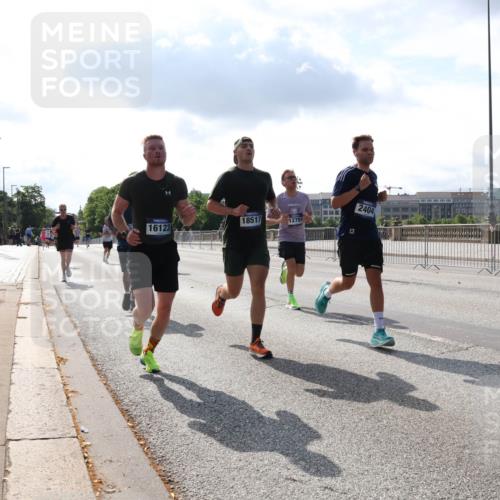 29.06.2025 - hella hamburg halbmarathon Lena Gebhardt http://msf.ph/oto/8315877 29.06.2025 09:47:31 Lombardsbrücke 18517, 16123, 13, 2404, 1002, 1217, 1396, 1407, 1910, 1959, 2121, 2196, 2228, 2296, 2404, 2563, 2774, 2836, 2851, 3005, 3783, 3790, 3935, 4246, 4740, 5923, 5961, 6032, 6305, 6473, 6915, 7831, 7972, 8084, 8366, 8395, 8901, 9171, 9376, 9508, 9519, 10771, 10968, 11019, 11055, 11370, 11559, 11806, 12137, 12204, 12704, 12751, 13029, 13148, 13419, 13514, 13771, 13972, 13991, 14459, 14601, 16123, 17154, 18419 meine-sportfotos.de