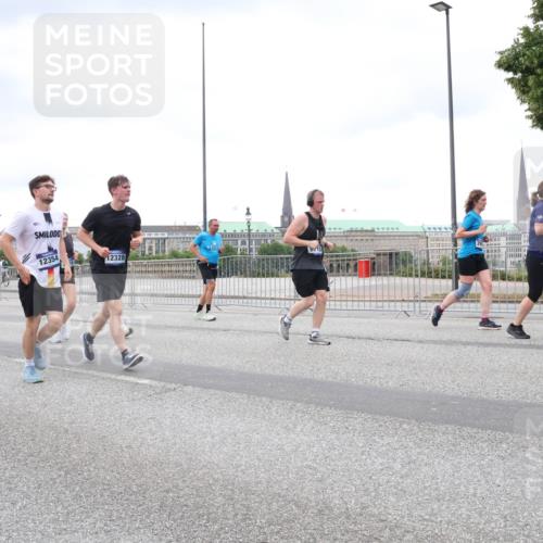 29.06.2025 - hella hamburg halbmarathon Lena Gebhardt http://msf.ph/oto/8315943 29.06.2025 10:56:52 Lombardsbrücke 15215, 6349, 12354, 12328, 1047, 1207, 2143, 2307, 2871, 2887, 2915, 2932, 2991, 3348, 3387, 3418, 3438, 3470, 3485, 3516, 3517, 3520, 3614, 3675, 3676, 3953, 3987, 4094, 4118, 4241, 4485, 4568, 4569, 4611, 4773, 4998, 5057, 5237, 5438, 5589, 5639, 5911, 5944, 6053, 6284, 6348, 6349, 6690, 6832, 6981, 7090, 7307, 7381, 7416, 7417, 7592, 7711, 7964, 8039, 8108, 8150, 8197, 8224, 8546, 8606, 8679, 8939, 8943, 9172, 9210, 9298, 9299, 9910, 10555, 10569, 10571 meine-sportfotos.de