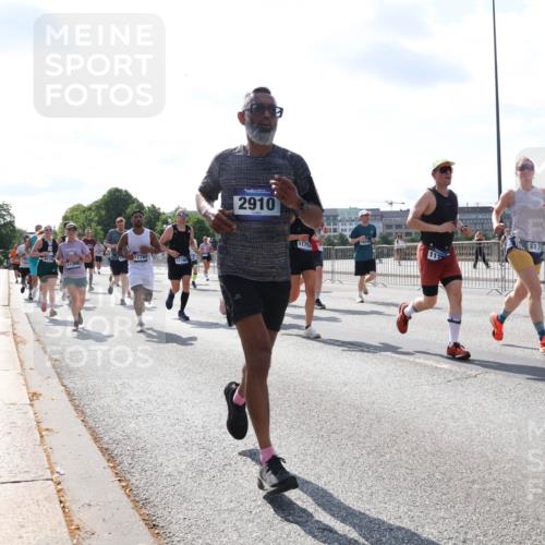 29.06.2025 - hella hamburg halbmarathon Lena Gebhardt http://msf.ph/oto/8315959 29.06.2025 09:59:58 Lombardsbrücke 6174, 11366, 17784, 17160, 2910, 11753, 1006, 1125, 1239, 1264, 1334, 1642, 1834, 1914, 1955, 2099, 2159, 2348, 2364, 2391, 2432, 2447, 2582, 2584, 2630, 2676, 2677, 2910, 3181, 3279, 3668, 3836, 3898, 4013, 4231, 4426, 4632, 4772, 4796, 4837, 5015, 5134, 5272, 5277, 5341, 6104, 6174, 6201, 6202, 6462, 6581, 6587, 8330, 8520, 8846, 9142, 9488, 9907, 9984, 10031, 11039, 11568, 11844 meine-sportfotos.de