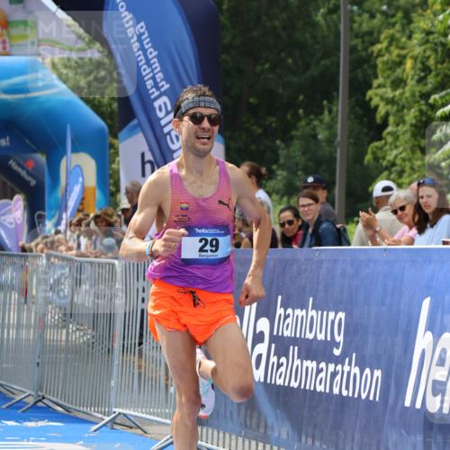 29.06.2025 - hella hamburg halbmarathon Strokosch-Dieckow http://msf.ph/oto/8315960 29.06.2025 10:08:59 Ziel 29 meine-sportfotos.de