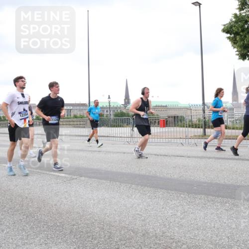 29.06.2025 - hella hamburg halbmarathon Lena Gebhardt http://msf.ph/oto/8315975 29.06.2025 10:56:52 Lombardsbrücke 6349, 12354, 2328, 1047, 1207, 2143, 2307, 2871, 2887, 2915, 2932, 2991, 3348, 3387, 3418, 3438, 3470, 3485, 3516, 3517, 3520, 3614, 3675, 3676, 3953, 3987, 4094, 4118, 4241, 4485, 4568, 4569, 4611, 4773, 4998, 5057, 5237, 5438, 5589, 5639, 5911, 5944, 6053, 6284, 6348, 6349, 6690, 6832, 6981, 7090, 7307, 7381, 7416, 7417, 7592, 7711, 7964, 8039, 8108, 8150, 8197, 8224, 8546, 8606, 8679, 8939, 8943, 9172, 9210, 9298, 9299, 9910, 10555, 10569, 10571 meine-sportfotos.de