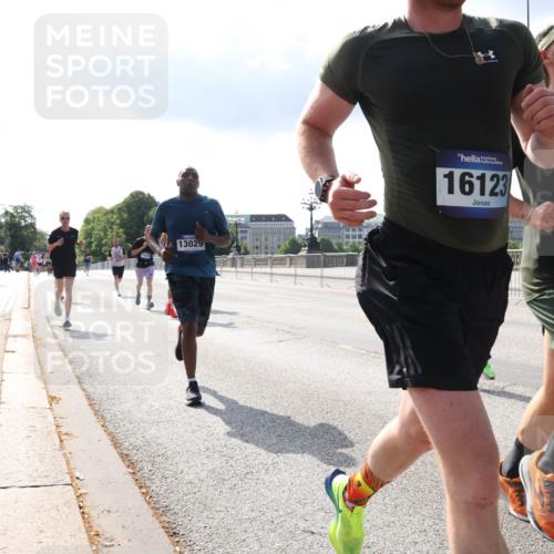 29.06.2025 - hella hamburg halbmarathon Lena Gebhardt http://msf.ph/oto/8316002 29.06.2025 09:47:32 Lombardsbrücke 13029, 16123, 1851, 188881, 1002, 1217, 1407, 1910, 1959, 2121, 2196, 2228, 2296, 2404, 2563, 2774, 2836, 2851, 3783, 3790, 3935, 4246, 4740, 5923, 5961, 6032, 6305, 6473, 6915, 7831, 7972, 8084, 8366, 8395, 8901, 9171, 9376, 9508, 9519, 10771, 10968, 11019, 11055, 11370, 11559, 11806, 12137, 12204, 12462, 12704, 12751, 13029, 13148, 13419, 13514, 13771, 13972, 13991, 14459, 14601, 16123, 16964, 17154, 18419 meine-sportfotos.de