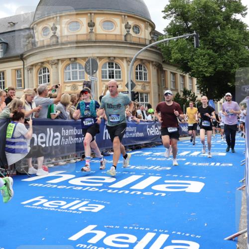 29.06.2025 - hella hamburg halbmarathon Strokosch-Dieckow http://msf.ph/oto/8316005 29.06.2025 10:57:52 Ziel 1200, 1972, 2025, 2034, 2806, 2883, 3093, 3575, 4579, 5391, 6531, 7138, 7159, 7189, 7269, 8089, 9820, 10599, 10703, 11394, 12378, 12440, 12523, 13376, 13465, 14737, 14881, 15349, 15527, 16517, 17543, 18492, 18727, 18762 meine-sportfotos.de