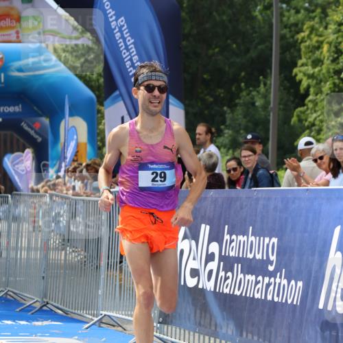 29.06.2025 - hella hamburg halbmarathon Strokosch-Dieckow http://msf.ph/oto/8316007 29.06.2025 10:08:59 Ziel 29 meine-sportfotos.de
