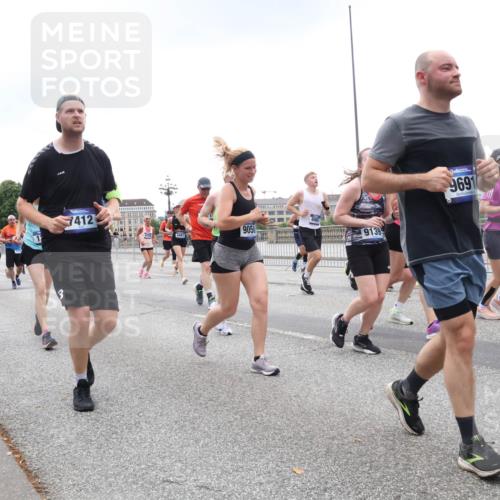 29.06.2025 - hella hamburg halbmarathon Lena Gebhardt http://msf.ph/oto/8316014 29.06.2025 10:47:10 Lombardsbrücke 1720, 2538, 5114, 7412, 4483, 9050, 9139, 9691, 1073, 1185, 1286, 1363, 1463, 1523, 1593, 1607, 1704, 1720, 1961, 1999, 2148, 2162, 2211, 2320, 2327, 2537, 2555, 2556, 2665, 2981, 2994, 3277, 3406, 3407, 3823, 4184, 4202, 4239, 4296, 4325, 4342, 4483, 4806, 4895, 4974, 4975, 5111, 5114, 5700, 5796, 5895, 5953, 6255, 6256, 6485, 6496, 6740, 6879, 6995, 7073, 7412, 7430, 7431, 7630, 7631, 7827, 8105, 8131, 8486, 8553, 8684, 8706, 8915, 8953, 8967, 9018 meine-sportfotos.de