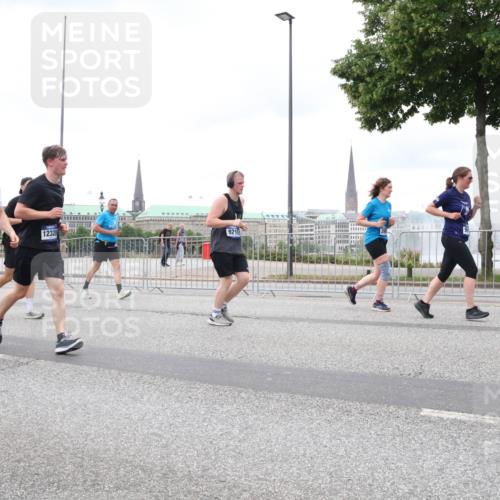 29.06.2025 - hella hamburg halbmarathon Lena Gebhardt http://msf.ph/oto/8316035 29.06.2025 10:56:52 Lombardsbrücke 12354, 12328, 9210, 1047, 1207, 2143, 2307, 2871, 2887, 2915, 2932, 2991, 3348, 3387, 3418, 3438, 3470, 3485, 3516, 3517, 3520, 3614, 3675, 3676, 3953, 3987, 4094, 4118, 4241, 4485, 4568, 4569, 4611, 4773, 4998, 5057, 5237, 5438, 5589, 5639, 5911, 5944, 6053, 6284, 6348, 6349, 6690, 6832, 6981, 7090, 7307, 7381, 7416, 7417, 7592, 7711, 7964, 8039, 8108, 8150, 8197, 8224, 8546, 8606, 8679, 8939, 8943, 9172, 9210, 9298, 9299, 9910, 10555, 10569, 10571 meine-sportfotos.de