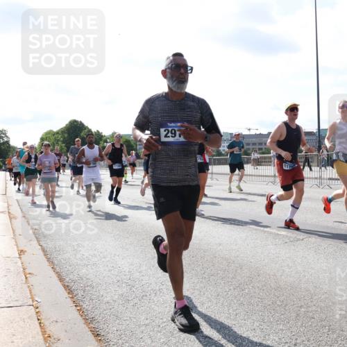 29.06.2025 - hella hamburg halbmarathon Lena Gebhardt http://msf.ph/oto/8316051 29.06.2025 09:59:58 Lombardsbrücke 1130, 17160, 297, 753, 1006, 1125, 1239, 1264, 1334, 1642, 1834, 1914, 1955, 2099, 2159, 2348, 2364, 2391, 2432, 2447, 2582, 2584, 2630, 2676, 2677, 2910, 3181, 3279, 3668, 3836, 3898, 4013, 4231, 4426, 4632, 4772, 4796, 4837, 5015, 5134, 5272, 5277, 5341, 6104, 6174, 6201, 6202, 6462, 6581, 6587, 8330, 8520, 8846, 9142, 9488, 9907, 9984, 10031, 11039, 11568, 11844 meine-sportfotos.de