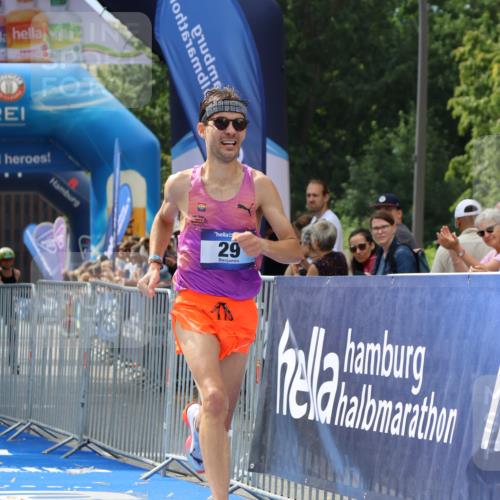 29.06.2025 - hella hamburg halbmarathon Strokosch-Dieckow http://msf.ph/oto/8316067 29.06.2025 10:08:59 Ziel 29 meine-sportfotos.de