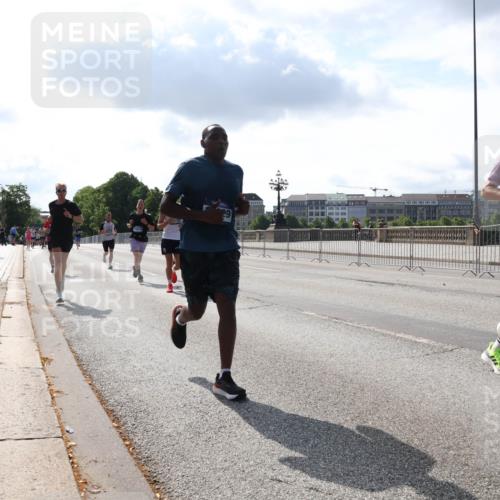 29.06.2025 - hella hamburg halbmarathon Lena Gebhardt http://msf.ph/oto/8316070 29.06.2025 09:47:32 Lombardsbrücke 1275, 1002, 1217, 1407, 1910, 1959, 2121, 2196, 2228, 2296, 2404, 2563, 2774, 2836, 2851, 3783, 3790, 3935, 4246, 4740, 5923, 5961, 6032, 6305, 6473, 6915, 7831, 7972, 8084, 8366, 8395, 8901, 9171, 9376, 9508, 9519, 10771, 10968, 11019, 11055, 11370, 11559, 11806, 12137, 12204, 12462, 12704, 12751, 13029, 13148, 13419, 13514, 13771, 13972, 13991, 14459, 14601, 16123, 16964, 17154, 18419 meine-sportfotos.de