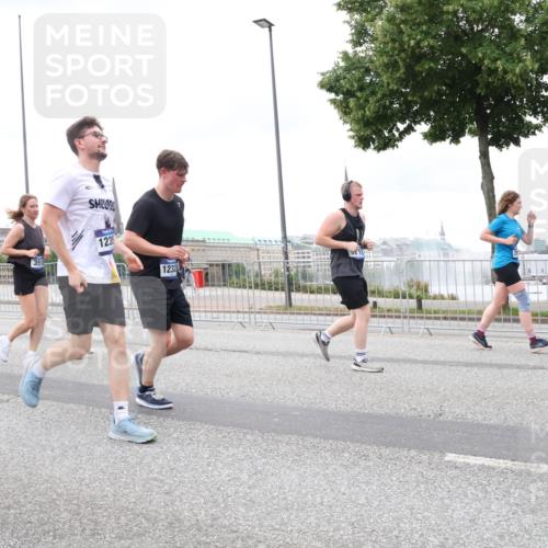 29.06.2025 - hella hamburg halbmarathon Lena Gebhardt http://msf.ph/oto/8316097 29.06.2025 10:56:53 Lombardsbrücke 1235, 1232, 1047, 1207, 2143, 2307, 2871, 2887, 2932, 2991, 3348, 3387, 3418, 3438, 3470, 3485, 3516, 3517, 3520, 3614, 3675, 3676, 3953, 3987, 4094, 4118, 4241, 4485, 4568, 4569, 4611, 4773, 4998, 5057, 5237, 5438, 5589, 5639, 5911, 5944, 6053, 6284, 6348, 6349, 6832, 6981, 7090, 7307, 7381, 7416, 7417, 7592, 7711, 7964, 8039, 8108, 8150, 8197, 8224, 8546, 8606, 8679, 8939, 8943, 9172, 9210, 9298, 9299, 9910, 10555, 10569, 10571 meine-sportfotos.de