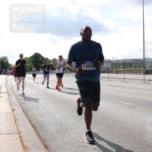 29.06.2025 - hella hamburg halbmarathon Lena Gebhardt http://msf.ph/oto/8316105 29.06.2025 09:47:33 Lombardsbrücke 1101, 17154, 13029, 68888, 1002, 1217, 1407, 1910, 1959, 2121, 2196, 2228, 2296, 2404, 2563, 2774, 2836, 2851, 3783, 3790, 3935, 4246, 4740, 5923, 5961, 6032, 6305, 6473, 6915, 7831, 7972, 8084, 8366, 8395, 8901, 9171, 9376, 9508, 9519, 10771, 10968, 11019, 11055, 11370, 11559, 11806, 12137, 12204, 12462, 12704, 12751, 13029, 13148, 13419, 13514, 13771, 13972, 13991, 14459, 14601, 16123, 16964, 17154, 18419 meine-sportfotos.de