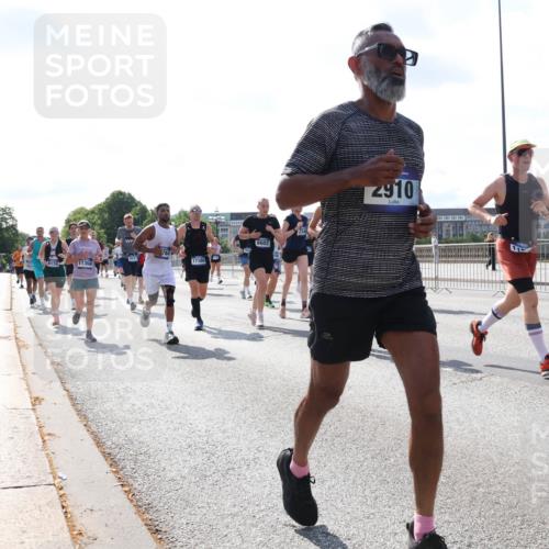 29.06.2025 - hella hamburg halbmarathon Lena Gebhardt http://msf.ph/oto/8316119 29.06.2025 09:59:59 Lombardsbrücke 6174, 11366, 784, 17160, 6602, 6602, 2910, 1006, 1125, 1239, 1264, 1334, 1834, 1914, 1955, 2099, 2159, 2348, 2364, 2391, 2432, 2447, 2582, 2584, 2676, 2677, 2910, 3181, 3279, 3668, 3836, 3898, 4013, 4231, 4426, 4632, 4772, 4796, 4837, 5015, 5134, 5272, 5277, 5341, 6104, 6174, 6201, 6202, 6462, 6581, 6587, 8330, 8520, 8846, 9142, 9488, 9907, 9984, 10031, 11039, 11568, 11844 meine-sportfotos.de