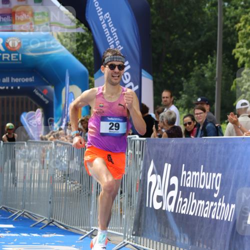 29.06.2025 - hella hamburg halbmarathon Strokosch-Dieckow http://msf.ph/oto/8316147 29.06.2025 10:08:59 Ziel 29 meine-sportfotos.de