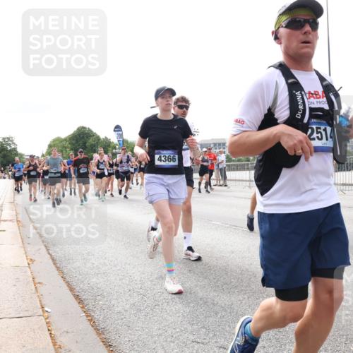 29.06.2025 - hella hamburg halbmarathon Lena Gebhardt http://msf.ph/oto/8316150 29.06.2025 10:22:22 Lombardsbrücke 4366, 2514, 1003, 1187, 1294, 1419, 1598, 1963, 2009, 2022, 2063, 2294, 2351, 2479, 2514, 2744, 2886, 3050, 3108, 3172, 3430, 3457, 3458, 3511, 3606, 3768, 3910, 3946, 4046, 4113, 4114, 4131, 4366, 4556, 4559, 4829, 4969, 4970, 5079, 5343, 5641, 5798, 5838, 6030, 6048, 6049, 6303, 6307, 6347, 6676, 6820, 6826, 6881, 6899, 6977, 7097, 7162, 7188, 7190, 7276, 7794, 8355, 8431, 8511, 8855, 8860, 8884, 8931, 8954, 9002, 9062 meine-sportfotos.de