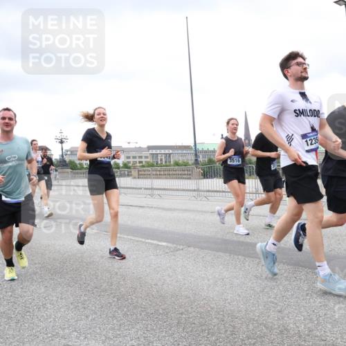 29.06.2025 - hella hamburg halbmarathon Lena Gebhardt http://msf.ph/oto/8316164 29.06.2025 10:56:53 Lombardsbrücke 14117, 3516, 1235, 1047, 1207, 2143, 2307, 2871, 2887, 2932, 2991, 3348, 3387, 3418, 3438, 3470, 3485, 3516, 3517, 3520, 3614, 3675, 3676, 3953, 3987, 4094, 4118, 4241, 4485, 4568, 4569, 4611, 4773, 4998, 5057, 5237, 5438, 5589, 5639, 5911, 5944, 6053, 6284, 6348, 6349, 6832, 6981, 7090, 7307, 7381, 7416, 7417, 7592, 7711, 7964, 8039, 8108, 8150, 8197, 8224, 8546, 8606, 8679, 8939, 8943, 9172, 9210, 9298, 9299, 9910, 10555, 10569, 10571 meine-sportfotos.de