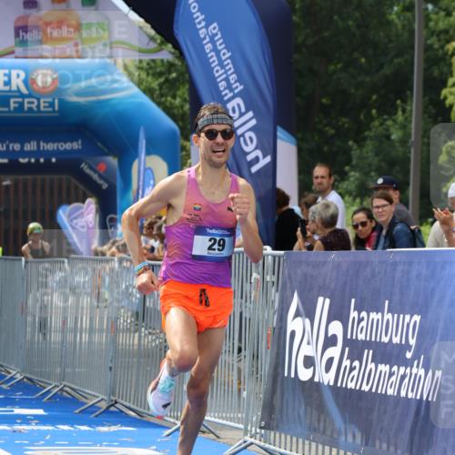 29.06.2025 - hella hamburg halbmarathon Strokosch-Dieckow http://msf.ph/oto/8316196 29.06.2025 10:08:59 Ziel 29 meine-sportfotos.de