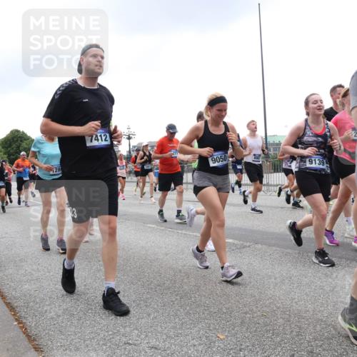 29.06.2025 - hella hamburg halbmarathon Lena Gebhardt http://msf.ph/oto/8316206 29.06.2025 10:47:10 Lombardsbrücke 1720, 538, 5114, 28, 7412, 9050, 9139, 9691, 370, 1073, 1185, 1286, 1363, 1463, 1523, 1593, 1607, 1704, 1720, 1961, 1999, 2148, 2162, 2211, 2320, 2327, 2537, 2555, 2556, 2665, 2981, 2994, 3277, 3406, 3407, 3823, 4184, 4202, 4239, 4296, 4325, 4342, 4483, 4806, 4895, 4974, 4975, 5111, 5114, 5700, 5796, 5895, 5953, 6255, 6256, 6485, 6496, 6740, 6879, 6995, 7073, 7412, 7430, 7431, 7630, 7631, 7827, 8105, 8131, 8486, 8553, 8684, 8706, 8915, 8953, 8967, 9018 meine-sportfotos.de