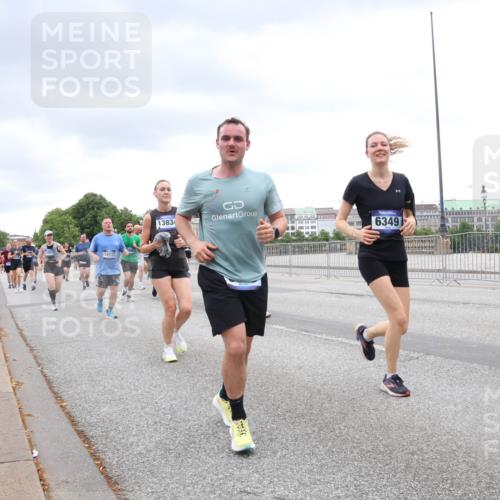 29.06.2025 - hella hamburg halbmarathon Lena Gebhardt http://msf.ph/oto/8316235 29.06.2025 10:56:53 Lombardsbrücke 14117, 1383, 6349, 351, 1047, 1207, 2143, 2307, 2871, 2887, 2932, 2991, 3348, 3387, 3418, 3438, 3470, 3485, 3516, 3517, 3520, 3614, 3675, 3676, 3953, 3987, 4094, 4118, 4241, 4485, 4568, 4569, 4611, 4773, 4998, 5057, 5237, 5438, 5589, 5639, 5911, 5944, 6053, 6284, 6348, 6349, 6832, 6981, 7090, 7307, 7381, 7416, 7417, 7592, 7711, 7964, 8039, 8108, 8150, 8197, 8224, 8546, 8606, 8679, 8939, 8943, 9172, 9210, 9298, 9299, 9910, 10555, 10569, 10571 meine-sportfotos.de