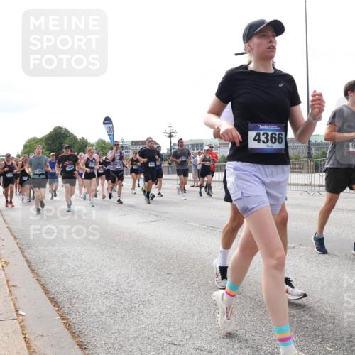 29.06.2025 - hella hamburg halbmarathon Lena Gebhardt http://msf.ph/oto/8316253 29.06.2025 10:22:22 Lombardsbrücke 14903, 200, 4366, 951, 1003, 1187, 1294, 1419, 1598, 1963, 2009, 2022, 2063, 2294, 2351, 2479, 2514, 2744, 2886, 3050, 3108, 3172, 3430, 3457, 3458, 3511, 3606, 3768, 3910, 3946, 4046, 4113, 4114, 4131, 4366, 4556, 4559, 4829, 4969, 4970, 5079, 5343, 5641, 5798, 5838, 6030, 6048, 6049, 6303, 6307, 6347, 6676, 6820, 6826, 6881, 6899, 6977, 7097, 7162, 7188, 7190, 7276, 7794, 8355, 8431, 8511, 8855, 8860, 8884, 8931, 8954, 9002, 9062 meine-sportfotos.de