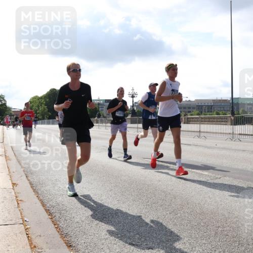 29.06.2025 - hella hamburg halbmarathon Lena Gebhardt http://msf.ph/oto/8316256 29.06.2025 09:47:34 Lombardsbrücke 11019, 1002, 1217, 1407, 1910, 1959, 2121, 2196, 2228, 2296, 2404, 2563, 2774, 2836, 2851, 3783, 3790, 3935, 4246, 4740, 5092, 5923, 5961, 6032, 6305, 6473, 6915, 7831, 7972, 8084, 8366, 8395, 8901, 9171, 9376, 9508, 9519, 10771, 10968, 11019, 11055, 11370, 11559, 11806, 12137, 12204, 12462, 12704, 12751, 13029, 13148, 13419, 13514, 13972, 13991, 14459, 14601, 16123, 16964, 17154, 18419 meine-sportfotos.de