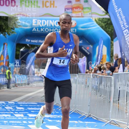 29.06.2025 - hella hamburg halbmarathon Strokosch-Dieckow http://msf.ph/oto/8316260 29.06.2025 10:06:28 Ziel 14 meine-sportfotos.de