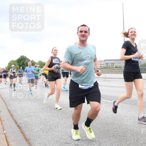 29.06.2025 - hella hamburg halbmarathon Lena Gebhardt http://msf.ph/oto/8316278 29.06.2025 10:56:54 Lombardsbrücke 14117, 13834, 049, 1047, 1207, 2143, 2307, 2871, 2887, 2932, 2991, 3348, 3387, 3418, 3438, 3470, 3485, 3516, 3517, 3520, 3614, 3675, 3676, 3953, 3987, 4094, 4118, 4241, 4485, 4568, 4569, 4611, 4773, 4998, 5057, 5237, 5438, 5589, 5639, 5911, 5944, 6053, 6284, 6348, 6349, 6832, 6981, 7307, 7381, 7416, 7417, 7592, 7711, 7964, 8039, 8108, 8150, 8197, 8224, 8546, 8606, 8679, 8939, 8943, 9172, 9210, 9298, 9299, 9910, 10555, 10569, 10571 meine-sportfotos.de