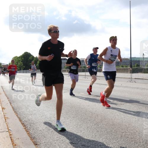 29.06.2025 - hella hamburg halbmarathon Lena Gebhardt http://msf.ph/oto/8316291 29.06.2025 09:47:34 Lombardsbrücke 11019, 11559, 17154, 55866, 1002, 1217, 1407, 1910, 1959, 2121, 2196, 2228, 2296, 2404, 2563, 2774, 2836, 2851, 3783, 3790, 3935, 4246, 4740, 5092, 5923, 5961, 6032, 6305, 6473, 6915, 7831, 7972, 8084, 8366, 8395, 8901, 9171, 9376, 9508, 9519, 10771, 10968, 11019, 11055, 11370, 11559, 11806, 12137, 12204, 12462, 12704, 12751, 13029, 13148, 13419, 13514, 13972, 13991, 14459, 14601, 16123, 16964, 17154, 18419 meine-sportfotos.de