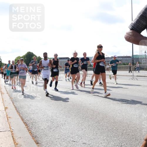 29.06.2025 - hella hamburg halbmarathon Lena Gebhardt http://msf.ph/oto/8316302 29.06.2025 09:59:59 Lombardsbrücke 6174, 11366, 2348, 1175, 6602, 17784, 17160, 29, 1006, 1125, 1239, 1264, 1334, 1834, 1914, 1955, 2099, 2159, 2348, 2364, 2391, 2432, 2447, 2582, 2584, 2676, 2677, 2910, 3181, 3279, 3668, 3836, 3898, 4013, 4231, 4426, 4632, 4772, 4796, 4837, 5015, 5134, 5272, 5277, 5341, 6104, 6174, 6201, 6202, 6462, 6581, 6587, 8330, 8520, 8846, 9142, 9488, 9907, 9984, 10031, 11039, 11568, 11844 meine-sportfotos.de