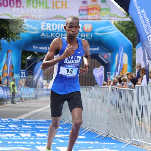 29.06.2025 - hella hamburg halbmarathon Strokosch-Dieckow http://msf.ph/oto/8316319 29.06.2025 10:06:28 Ziel 14 meine-sportfotos.de