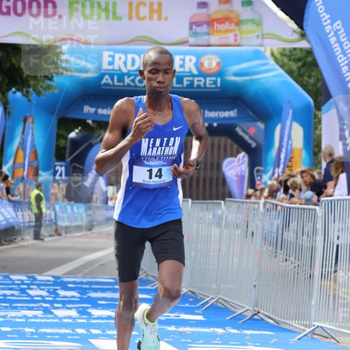 29.06.2025 - hella hamburg halbmarathon Strokosch-Dieckow http://msf.ph/oto/8316347 29.06.2025 10:06:28 Ziel 14 meine-sportfotos.de