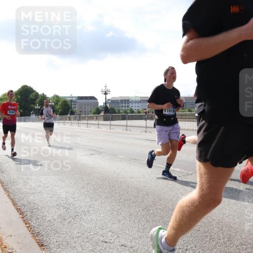 29.06.2025 - hella hamburg halbmarathon Lena Gebhardt http://msf.ph/oto/8316354 29.06.2025 09:47:35 Lombardsbrücke 11019, 1002, 1217, 1407, 1910, 1959, 2121, 2196, 2228, 2296, 2404, 2563, 2774, 2836, 2851, 3783, 3790, 3935, 4246, 4740, 5092, 5923, 5961, 6032, 6305, 6473, 6915, 7831, 7972, 8084, 8366, 8395, 8901, 9171, 9376, 9508, 9519, 10771, 10968, 11019, 11055, 11370, 11559, 11806, 12137, 12204, 12462, 12704, 12751, 13029, 13148, 13419, 13514, 13798, 13972, 13991, 14459, 14601, 16123, 16964, 17154, 18419 meine-sportfotos.de