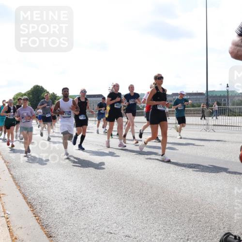 29.06.2025 - hella hamburg halbmarathon Lena Gebhardt http://msf.ph/oto/8316363 29.06.2025 09:59:59 Lombardsbrücke 6174, 8573, 2342, 6602, 1175, 18590, 17784, 1006, 1125, 1239, 1264, 1334, 1834, 1914, 1955, 2099, 2159, 2348, 2364, 2391, 2432, 2447, 2582, 2584, 2676, 2677, 2910, 3181, 3279, 3668, 3836, 3898, 4013, 4231, 4426, 4632, 4772, 4796, 4837, 5015, 5134, 5272, 5277, 5341, 6104, 6174, 6201, 6202, 6462, 6581, 6587, 8330, 8520, 8846, 9142, 9488, 9907, 9984, 10031, 11039, 11568, 11844 meine-sportfotos.de