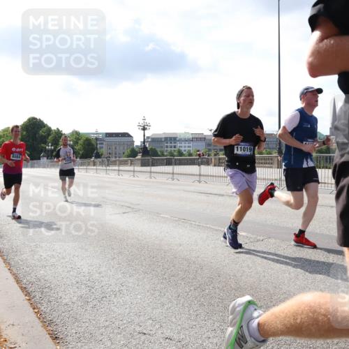 29.06.2025 - hella hamburg halbmarathon Lena Gebhardt http://msf.ph/oto/8316364 29.06.2025 09:47:35 Lombardsbrücke 8084, 11019, 1002, 1217, 1407, 1910, 1959, 2121, 2196, 2228, 2296, 2404, 2563, 2774, 2836, 2851, 3783, 3790, 3935, 4246, 4740, 5092, 5923, 5961, 6032, 6305, 6473, 6915, 7831, 7972, 8084, 8366, 8395, 8901, 9171, 9376, 9508, 9519, 10771, 10968, 11019, 11055, 11370, 11559, 11806, 12137, 12204, 12462, 12704, 12751, 13029, 13148, 13419, 13514, 13798, 13972, 13991, 14459, 14601, 16123, 16964, 17154, 18419 meine-sportfotos.de