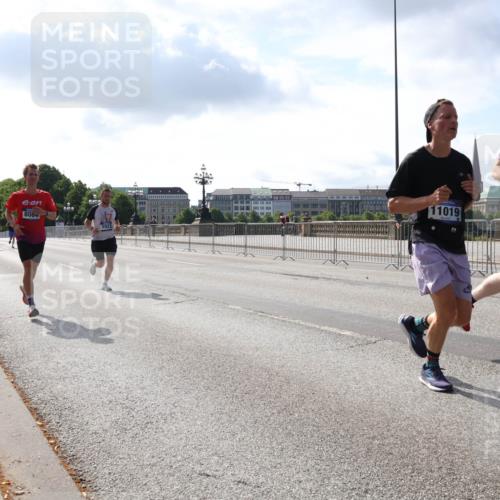 29.06.2025 - hella hamburg halbmarathon Lena Gebhardt http://msf.ph/oto/8316383 29.06.2025 09:47:35 Lombardsbrücke 8084, 11019, 1155, 1002, 1217, 1407, 1910, 1959, 2121, 2196, 2228, 2296, 2404, 2563, 2774, 2836, 2851, 3783, 3790, 3935, 4246, 4740, 5092, 5923, 5961, 6032, 6305, 6473, 6915, 7831, 7972, 8084, 8366, 8395, 8901, 9171, 9376, 9508, 9519, 10771, 10968, 11019, 11055, 11370, 11559, 11806, 12137, 12204, 12462, 12704, 12751, 13029, 13148, 13419, 13514, 13798, 13972, 13991, 14459, 14601, 16123, 16964, 17154, 18419 meine-sportfotos.de
