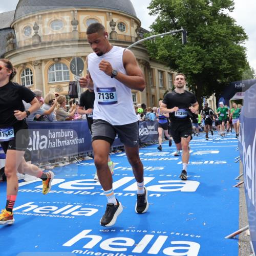 29.06.2025 - hella hamburg halbmarathon Strokosch-Dieckow http://msf.ph/oto/8316432 29.06.2025 10:57:56 Ziel 1200, 2025, 2806, 2883, 3093, 3141, 3575, 4579, 6531, 6892, 7138, 7159, 7189, 8089, 9820, 10036, 11394, 11832, 12378, 12773, 13376, 13465, 14881, 15090, 15349, 15527, 16517, 17543, 18492, 18762 meine-sportfotos.de