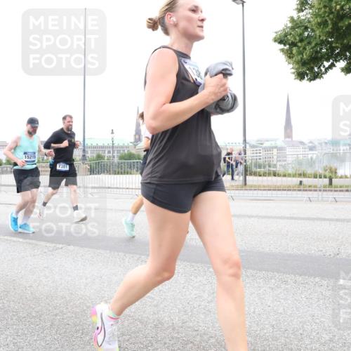 29.06.2025 - hella hamburg halbmarathon Lena Gebhardt http://msf.ph/oto/8316449 29.06.2025 10:56:55 Lombardsbrücke 117, 9902, 15215, 7381, 1047, 1207, 2143, 2307, 2370, 2871, 2887, 2932, 2991, 3348, 3387, 3418, 3438, 3470, 3485, 3516, 3517, 3520, 3614, 3675, 3676, 3851, 3953, 3987, 4094, 4118, 4241, 4485, 4568, 4569, 4611, 4773, 4998, 5057, 5237, 5438, 5589, 5639, 5911, 5944, 6053, 6284, 6348, 6349, 6832, 6981, 7307, 7381, 7416, 7417, 7592, 7964, 8039, 8108, 8150, 8197, 8224, 8546, 8606, 8679, 8939, 8943, 9172, 9210, 9298, 9299, 9910, 10555, 10569, 10571 meine-sportfotos.de