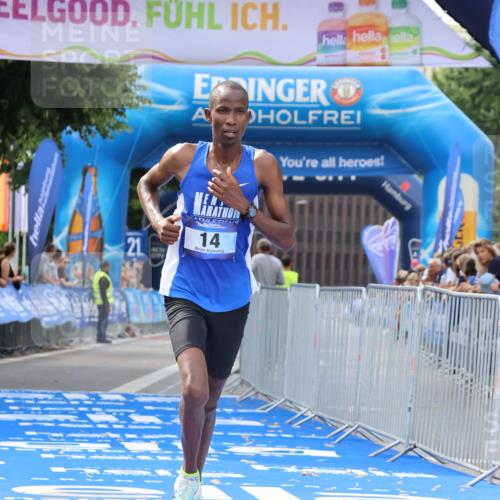 29.06.2025 - hella hamburg halbmarathon Strokosch-Dieckow http://msf.ph/oto/8316471 29.06.2025 10:06:28 Ziel 14 meine-sportfotos.de