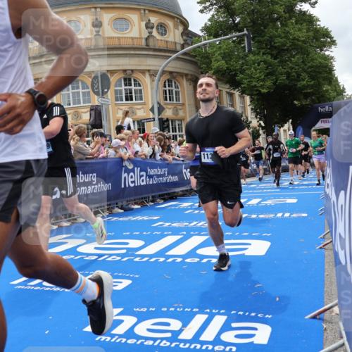 29.06.2025 - hella hamburg halbmarathon Strokosch-Dieckow http://msf.ph/oto/8316482 29.06.2025 10:57:57 Ziel 1200, 1611, 2025, 2806, 2883, 3093, 3141, 3575, 4319, 4579, 6531, 6892, 7138, 7159, 7189, 8089, 9820, 10036, 11394, 11832, 12378, 12773, 13376, 13465, 14881, 15090, 15349, 15527, 17543, 18492, 18762 meine-sportfotos.de