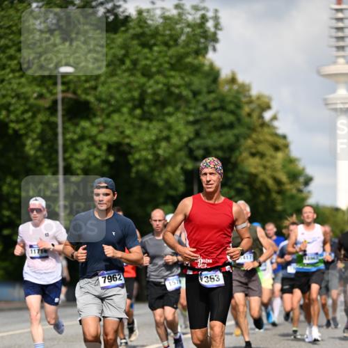 29.06.2025 - hella hamburg halbmarathon Dr. Thomas Lammeyer http://msf.ph/oto/8316504 29.06.2025 09:55:11 Kennedybrücke 1570, 1903, 1920, 1941, 2653, 2972, 3523, 4297, 4759, 4843, 4991, 4999, 5375, 5410, 6490, 7092, 7105, 7363, 7962, 8346, 8359, 8871, 9114, 9364, 9380, 10319, 10375, 10480, 10669, 11417 meine-sportfotos.de