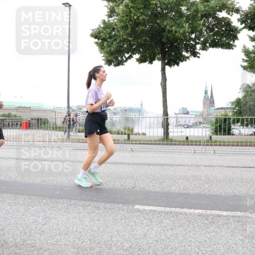 29.06.2025 - hella hamburg halbmarathon Lena Gebhardt http://msf.ph/oto/8316529 29.06.2025 10:56:56 Lombardsbrücke 15215, 7381, 1047, 1207, 2143, 2307, 2370, 2871, 2887, 2932, 2991, 3348, 3387, 3418, 3438, 3470, 3485, 3516, 3517, 3520, 3614, 3675, 3676, 3851, 3953, 4094, 4118, 4241, 4485, 4568, 4569, 4611, 4773, 4998, 5057, 5237, 5438, 5589, 5639, 5911, 5944, 6053, 6284, 6348, 6349, 6832, 6981, 7307, 7381, 7416, 7417, 7592, 7964, 8039, 8108, 8150, 8197, 8224, 8546, 8606, 8679, 8939, 8943, 9172, 9210, 9298, 9299, 9910, 10555, 10569, 10571 meine-sportfotos.de