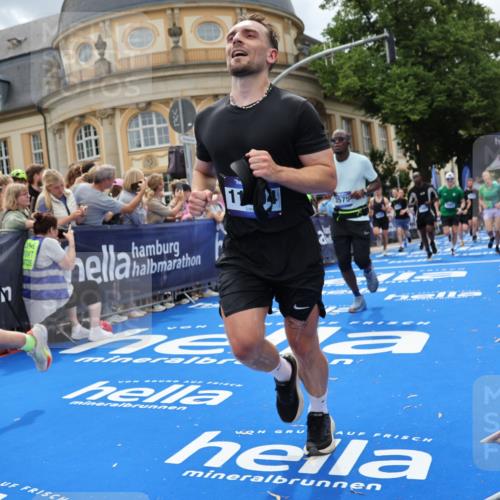29.06.2025 - hella hamburg halbmarathon Strokosch-Dieckow http://msf.ph/oto/8316537 29.06.2025 10:57:57 Ziel 1200, 1611, 2025, 2806, 2883, 3093, 3141, 3575, 4319, 4579, 6531, 6892, 7138, 7159, 7189, 8089, 9820, 10036, 11394, 11832, 12378, 12773, 13376, 13465, 14881, 15090, 15349, 15527, 17543, 18492, 18762 meine-sportfotos.de