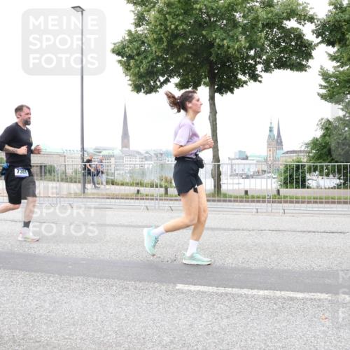 29.06.2025 - hella hamburg halbmarathon Lena Gebhardt http://msf.ph/oto/8316542 29.06.2025 10:56:56 Lombardsbrücke 15215, 7381, 1047, 1207, 2143, 2307, 2370, 2871, 2887, 2932, 2991, 3348, 3387, 3418, 3438, 3470, 3485, 3516, 3517, 3520, 3614, 3675, 3676, 3851, 3953, 4094, 4118, 4241, 4485, 4568, 4569, 4611, 4773, 4998, 5057, 5237, 5438, 5589, 5639, 5911, 5944, 6053, 6284, 6348, 6349, 6832, 6981, 7307, 7381, 7416, 7417, 7592, 7964, 8039, 8108, 8150, 8197, 8224, 8546, 8606, 8679, 8939, 8943, 9172, 9210, 9298, 9299, 9910, 10555, 10569, 10571 meine-sportfotos.de