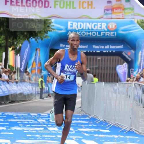 29.06.2025 - hella hamburg halbmarathon Strokosch-Dieckow http://msf.ph/oto/8316553 29.06.2025 10:06:27 Ziel 14 meine-sportfotos.de