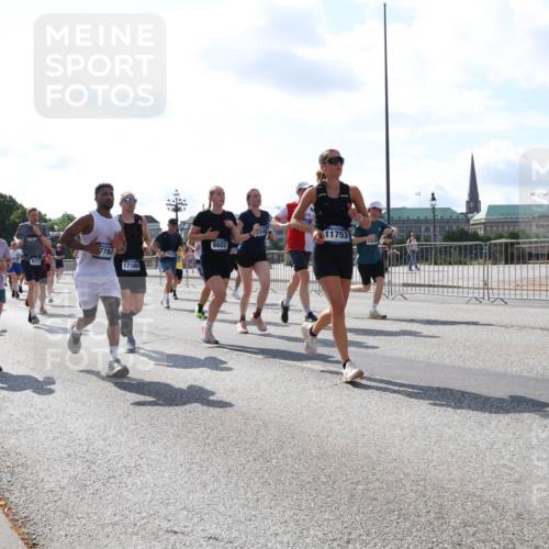 29.06.2025 - hella hamburg halbmarathon Lena Gebhardt http://msf.ph/oto/8316572 29.06.2025 09:59:59 Lombardsbrücke 7784, 8573, 17160, 6174, 11366, 2348, 11753, 6602, 1006, 1125, 1239, 1264, 1334, 1834, 1914, 1955, 2099, 2159, 2348, 2364, 2391, 2432, 2447, 2582, 2584, 2676, 2677, 2910, 3181, 3279, 3668, 3836, 3898, 4013, 4231, 4426, 4632, 4772, 4796, 4837, 5015, 5134, 5272, 5277, 5341, 6104, 6174, 6201, 6202, 6462, 6581, 6587, 8330, 8520, 8846, 9142, 9488, 9907, 9984, 10031, 11039, 11568, 11844 meine-sportfotos.de