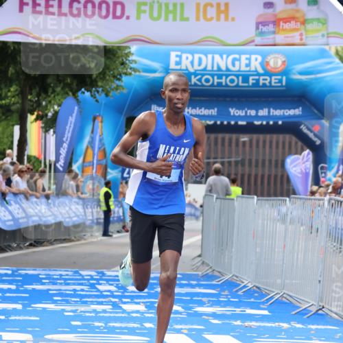 29.06.2025 - hella hamburg halbmarathon Strokosch-Dieckow http://msf.ph/oto/8316588 29.06.2025 10:06:27 Ziel 14 meine-sportfotos.de
