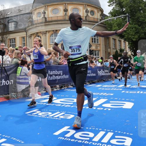 29.06.2025 - hella hamburg halbmarathon Strokosch-Dieckow http://msf.ph/oto/8316629 29.06.2025 10:57:58 Ziel 1200, 1611, 2025, 2883, 3093, 3141, 3575, 4319, 4579, 6531, 6892, 7138, 7159, 7189, 8089, 9820, 10036, 10408, 11394, 11832, 12378, 12773, 13376, 13465, 13666, 14881, 15090, 15349, 15527, 17543, 18762 meine-sportfotos.de